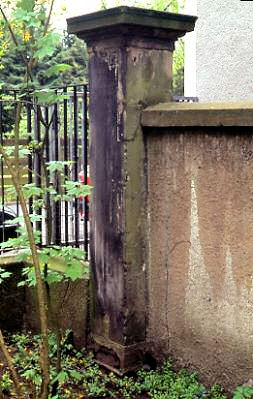 Pfeiler und Inschrift aus dem Jahre 1827