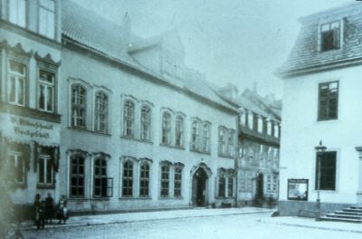 Das jdische Bankhaus Silberschmidt am Markt (links) wird um 1900 durch die Deutsche Bank bernommen.