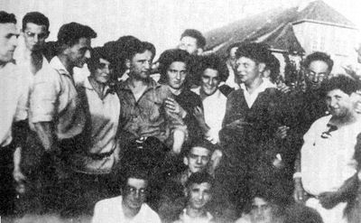 Versammlung des Kibbuz Cheruth vor der Riepenburg