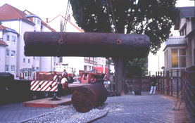 Das Mahnmal und Hans-J�rgen Breuste w�hrend der Bauphase