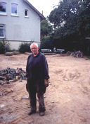 Das Mahnmal und Hans-J�rgen Breuste w�hrend der Bauphase