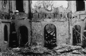Die beiden Fotos (Quelle Stadtarchiv) zeigen die zerstrte Synagoge